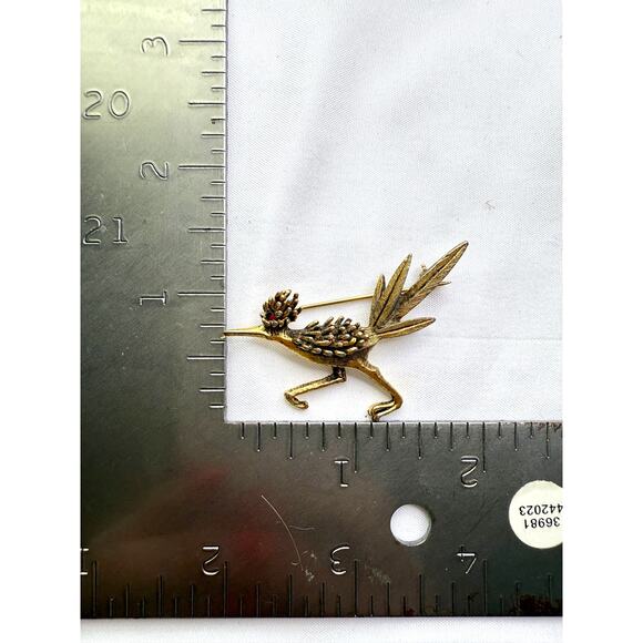 1950s Curtis Creations Brutalist Roadrunner Brooch Gold Tone Red Eye Pin - Picture 5 of 5